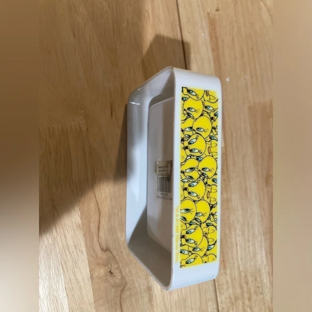4/$25 Tweety bird themed soap dish. Excellent Condition. Great for any tweety